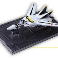 「超時空要塞マクロス」より、一条輝らが搭乗する「バルキリー」がトミカに！アニメOP映像の格納庫をイメージしたオリジナル台座が付属