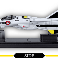 「超時空要塞マクロス」より、一条輝らが搭乗する「バルキリー」がトミカに！アニメOP映像の格納庫をイメージしたオリジナル台座が付属