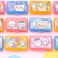 小物入れにも使える“ちいかわ”のケースが可愛い！うさぎやくりまんじゅうも登場のシールが付属で、手持ちのアイテムをちいかわ仕様に
