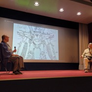 みかさロボのラフデザインを見ながら、デザイン課程や裏設定を語る宮武一貴氏（右）と聞き手の森田繁氏（左）。