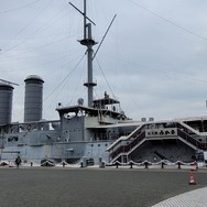 トークショーの会場となった「記念艦三笠」。引退して99年とはいえ立派な巨大戦艦。これが、みかさロボになったのだ（メタバース上ですが）。