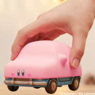 後ろに引っ張ると走り出すギミックも！『星のカービィ』車にほおばりヘンケイした「カービィ」がフィギュア化
