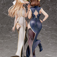 スリットから覗く太ももにくぎ付け！「ライザ＆クラウディア