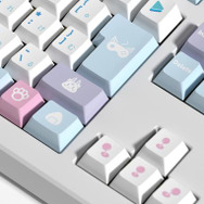 ホロライブゲーマーズのメンバーをあしらったキーキャップが可愛い！アクセサリーとして、LED付きのキースイッチ型キーホルダーも同梱