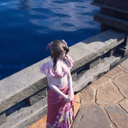 『FF7 リバース』の「水着エアリス」から目が離せない！ 柔肌MAXな“トップス＆ミニスカ”と“お嬢様”なパレオ、あなたはどっち！？