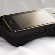 ゲームが楽しく便利になる?iPhone/iPod touch用ゲームコントローラー型アダプター