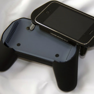 ゲームが楽しく便利になる?iPhone/iPod touch用ゲームコントローラー型アダプター