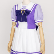 『ウマ娘』公式監修の「トレセン学園」夏制服がとってもリアル！蹄鉄型のクリップやブローチまで再現した本格仕様