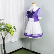 『ウマ娘』公式監修の「トレセン学園」夏制服がとってもリアル！蹄鉄型のクリップやブローチまで再現した本格仕様
