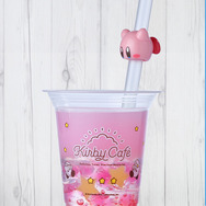 「カービィカフェ」で新作ドリンクを“すいこみ”！かわいすぎるデザインのマスコット付き「テイクアウトドリンク」が美味しそう