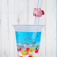 「カービィカフェ」で新作ドリンクを“すいこみ”！かわいすぎるデザインのマスコット付き「テイクアウトドリンク」が美味しそう