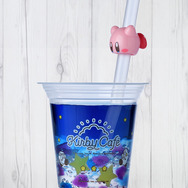 「カービィカフェ」で新作ドリンクを“すいこみ”！かわいすぎるデザインのマスコット付き「テイクアウトドリンク」が美味しそう