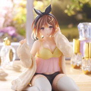 むっちりした太ももに目が釘付け…アニメ「ライザのアトリエ」よりライザがルームウェア姿でタイトーくじに登場！