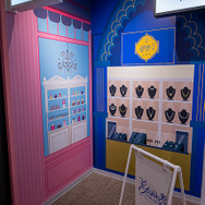 「FGO MART＠TOKYO」フォトレポート！サーヴァントたちのお店でショッピング気分を満喫、物販コーナーに並ぶアイテムもユニーク