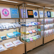 「FGO MART＠TOKYO」フォトレポート！サーヴァントたちのお店でショッピング気分を満喫、物販コーナーに並ぶアイテムもユニーク