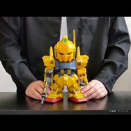 金色の機体、全高約24cmで圧倒的存在感!「機動戦士Zガンダム」より、クワトロ・バジーナが操る「百式」がジャンボソフビフィギュアSDに