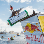 k4senも思わず「正気か？」ZETA DIVISION創設者の西原大輔CEOが大空へ…「西ファラZ輔」号がレッドブルのイベントで本当に飛ぶ