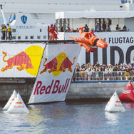 k4senも思わず「正気か？」ZETA DIVISION創設者の西原大輔CEOが大空へ…「西ファラZ輔」号がレッドブルのイベントで本当に飛ぶ