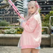 コスプレ】“ヘソ出しミニスカ”コーデが艶やか！魅惑的な表情の