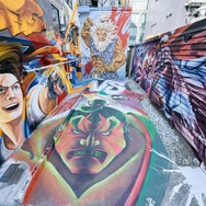 『スト6』リュウ、豪鬼の大迫力な“ミューラルアート”がTシャツに！経年とともにロゴが徐々に姿を現すクラックシャツは、手作業で数十回も塗り重ね