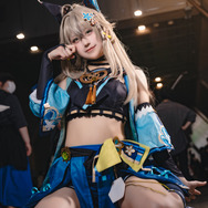 綺良々『原神』／yun（X：＠yuupon_08）、撮影：山颪ヒア（X：@fotomachen）