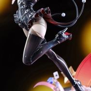 垣間見える素肌に惹かれる…！『アークナイツ』より「W」のプロポーション抜群なフィギュア登場―こちらを見つめる不敵な笑みが可愛らしい