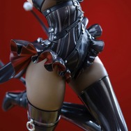 垣間見える素肌に惹かれる…！『アークナイツ』より「W」のプロポーション抜群なフィギュア登場―こちらを見つめる不敵な笑みが可愛らしい