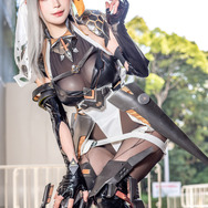 モダニア『勝利の女神:NIKKE』／箱ネコ（X：@hakonyanya）、撮影：乃木章（X：＠Osefly）／『勝利の女神:NIKKE』ブ