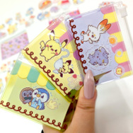 スイーツに夢中なピカチュウたちが愛らしい！揃えたくなる「ポケピース」フレークシール入りポーチが、カプセルトイで登場