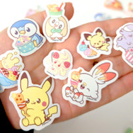 スイーツに夢中なピカチュウたちが愛らしい！揃えたくなる「ポケピース」フレークシール入りポーチが、カプセルトイで登場