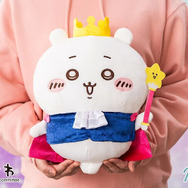 王様衣装がかわいい！ちいかわ＆ハチワレをお祝いした「誕生日なちいかわBIGぬいぐるみ」がプライズで登場