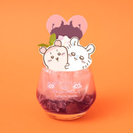 顔が真っ赤で辛そうな「ちいかわ」がカレーに…！新たなメニューとグッズを展開する“食欲そそるHOTなフェア”が常設コラボカフェで開催決定