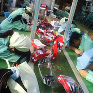 時給48円、30度の室内でマウス2000個を組み立てる工場－米NGOが中国の工場を告発