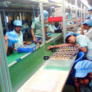 時給48円、30度の室内でマウス2000個を組み立てる工場－米NGOが中国の工場を告発