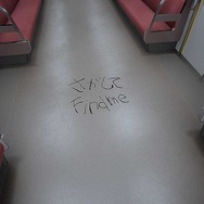 異変探しウォーキングシム『8番出口』の続編『8番のりば』Steamでリリース！永遠に走り続ける電車からの“脱出”を目指す―おじさんも乗ってる