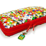 エコブランド「ecomismo」より、お菓子の袋をリサイクルしたDSケースなどのアクセサリーを発売