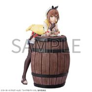 樽に寄りかかり抜群のプロポーションを見せつけ！『ライザのアトリエ』ライザ、リラのプライズフィギュア登場