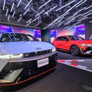 SHIBYA TSUTAYA 1Fに展示された赤白2台のIONIQ 5 N。