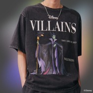 マレフィセントやアースラなど、ディズニー「ヴィランズ」モチーフのTシャツ4種が発売!雑誌風のデザインがシックでおしゃれ