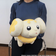 『ポケモン』手触り抜群なパルデアウパー、プリッとお尻もかわいいパピモッチが約30cm幅のビッグクッションに！お家に迎えたい存在感