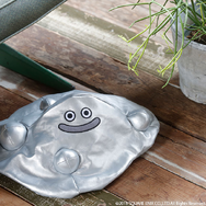 『ドラクエ』はぐれメタルがあらわれた！お部屋でもバトル中の気分を味わる、存在感抜群な「スライム」ぬいぐるみが再販へ