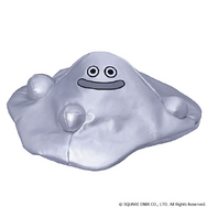 『ドラクエ』はぐれメタルがあらわれた！お部屋でもバトル中の気分を味わる、存在感抜群な「スライム」ぬいぐるみが再販へ