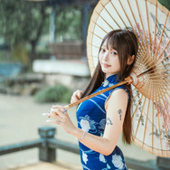 台湾美女が魅せるチャイナドレスの着こなし！S字カーブから