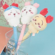 「ちいかわ」激カワな“カニ耳ぬいぐるみ”付きボールペンも！お腹にメモを書けるシールなどが発売