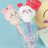 「ちいかわ」激カワな“カニ耳ぬいぐるみ”付きボールペンも！お腹にメモを書けるシールなどが発売