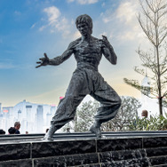 「香港のヒーロー」ブルース・リーの像