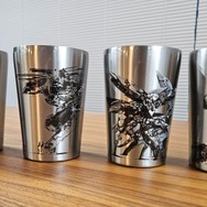 『メタルギア』スネーク潜入中？ダンボールが“ぶるぶる”震えるぬいぐるみや「FOX」部隊章マットなど、新グッズがプライズで登場