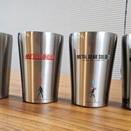 『メタルギア』スネーク潜入中？ダンボールが“ぶるぶる”震えるぬいぐるみや「FOX」部隊章マットなど、新グッズがプライズで登場