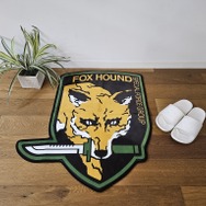 『メタルギア』スネーク潜入中？ダンボールが“ぶるぶる”震えるぬいぐるみや「FOX」部隊章マットなど、新グッズがプライズで登場