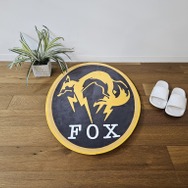 『メタルギア』スネーク潜入中？ダンボールが“ぶるぶる”震えるぬいぐるみや「FOX」部隊章マットなど、新グッズがプライズで登場